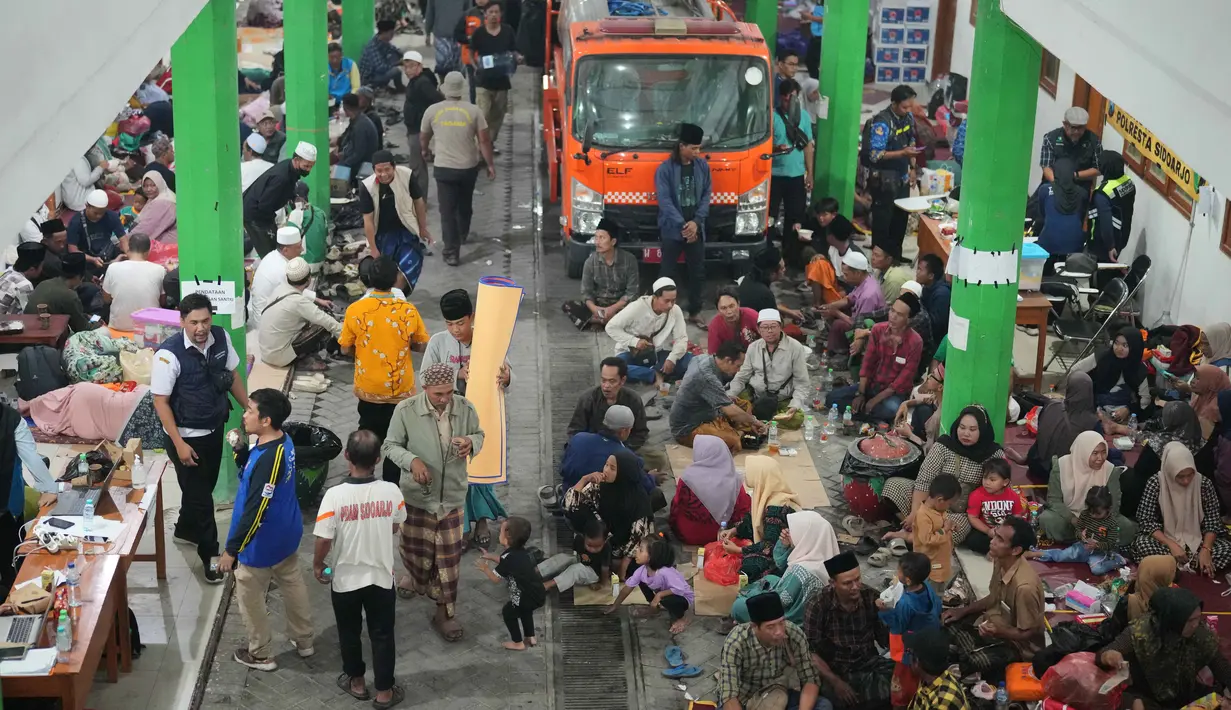 Keluarga dan kerabat santri masih berkumpul menanti kabar dan berharap orang tercinta segera ditemukan dalam keadaan selamat. (AP Photo/Achmad Ibrahim)