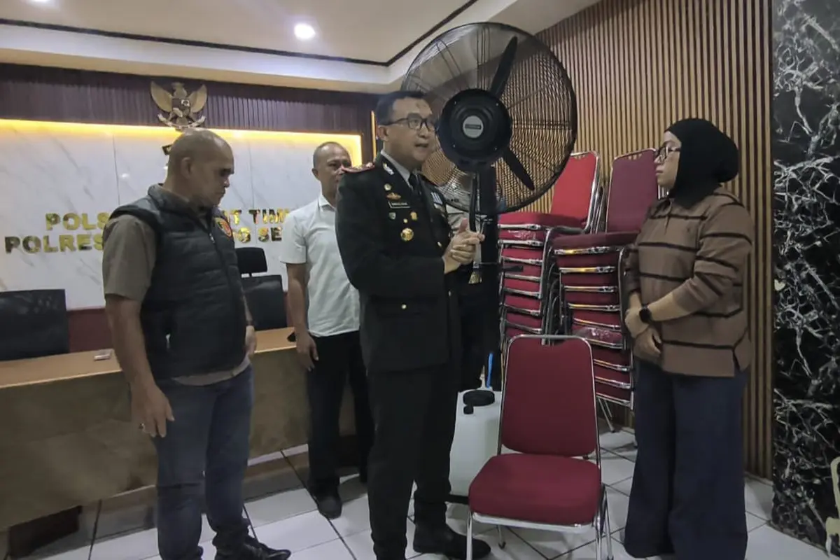 Polisi membongkar kasus penipuan dan penggelapan 120 kursi dan blower milik vendor Fatimah Az-Zahra Wedding di Tangerang Selatan (Tangsel). (Liputan6.com/Pramita)