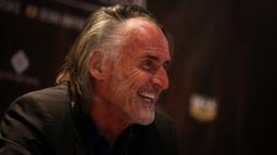 Pelatih baru Dewa United FC, Jan Olde Riekerink memberikan pernyataan saat konferensi pers pengenalan pelatih baru Dewa United FC untuk BRI Liga 1 2022/2023 yang berlangsung di Hotel Episode, Gading Serpong, Tangerang, Selasa (10/1/2023). (Bola.com/Bagaskara Lazuardi)