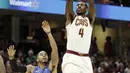 Pebasket Cleveland Cavaliers, Iman Shumpert, berusaha memasukkan bola saat melawan Orlando Magic pada laga NBA di Quicken Loans Arena, Ohio, Sabtu (21/10/2017). Cleveland Cavaliers kalah 93-114 dari Orlando Magic. (AP Photo/Tony Dejak)