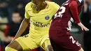 Aksi penyerang PSG, Kylian Mbappe saat berusaha melewati bek Metz, Ivan Balliu pada laga lanjutan Ligue 1 di stadion Longeville-les-Metz, Prancis (8/9). PSG menang 5-1 atas Metz. (AFP Photo/Patrick Hertzog)