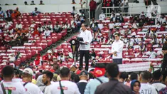 Presiden Joko Widodo menyapa relawan saat menghadiri acara Gerakan Nusantara Bersatu: Satu Komando Untuk Indonesia di Stadion Utama Gelora Bung Karno, Jakarta, Sabtu (26/11/2022). Gerakan Nusantara Bersatu dari berbagai elemen relawan Jokowi itu untuk menyelaraskan persepsi barisan satu komando di bawah arahan Presiden Joko Widodo. (Liputan6.com/Faizal Fanani)