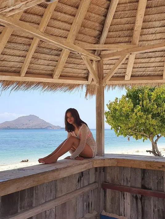 Berbagai momen keseruan liburan di pantai sering ia abadikan dan diunggah di Instagram. Netizen pun memuji penampilan Becca yang memesona. Terlebih Becca sering tampil tanpa makeup yang membuatnya cantik natural. (Liputan6.com/IG/rklopperr)