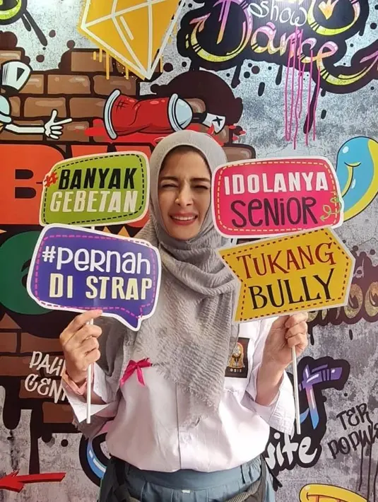 Meski usianya tak muda lagi, tapi banyak yang memujinya masih cocok mengenakan seragam SMA. Jihan juga membagikan beberapa tulisan property seperti 'Anak Rajin', 'Terpopuler', 'Banyak Gebetan', 'Idolanya Senior', 'Tukang Bully', dan '#pernah di Strap'. [Instagram/jihanfahirareal]