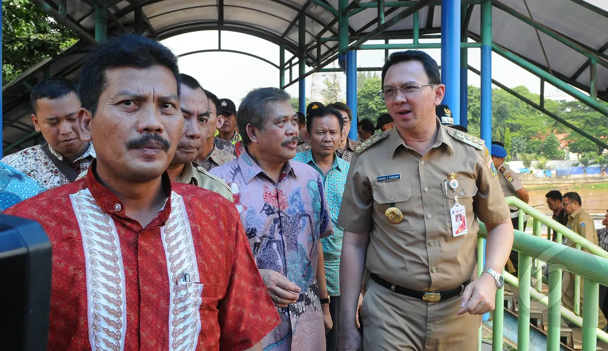 Gubernur DKI Jakarta Basuki T Purnama (kiri) saat berjalan di jembatan menuju Pasar Blok G, Tanah Abang, Jakarta, Rabu (15/4/2015). Ahok juga meninjau pembangunan jembatan antara Stasiun Tanah Abang dengan Pasar Blok G. (Liputan6.com/Herman Zakharia)