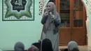 Aktris kawakan, Astrie Ivo kini mengisi harinya dengan banyak melakukan syiar agama. Artis yang terkenal tahun 1980-an itu memutuskan berhijab sejak tahun 2000. Kini ia dikenal sebagai pendakwah. (dok. Youtube)