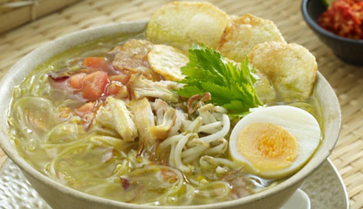 Soto Lamongan khas dari Jawa Timur ini merupakan Salah satu makanan daerah yang dicari oleh masyarakat bila berkunjung ke daerah Jawa Timur, bumbu yang kaya akan rempah ditambah dengan kerupuk membuat santapan anda makin sempurna. (Istimewa)