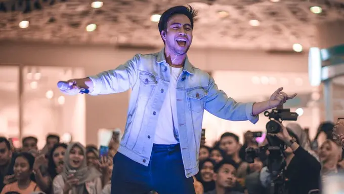 FOTO: Gaya Casual Vidi Aldiano Saat di Atas Panggung, Tetap Tampan