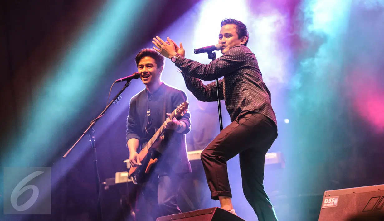 Aksi grup musik HiVi saat meramaikan acara Indonesian Jazz Festival (IJF) 2015 di Istora Senayan, Jakarta, Sabtu (29/8). Indonesian Jazz Festival kembali digelar selama dua hari berturut-turut, mulai 29—30 Agustus 2015. (Liputan6.com/Faizal Fanani)