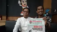Komisioner Bawaslu Garut menunjukan tabloid Indonesia Barokah (Liputan6.com/Jayadi Supriadin)