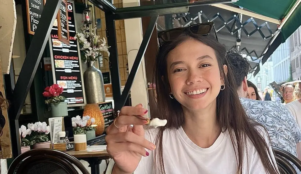 Penampilan Yuki pun nampak santai dengan t shirt putih bergambar. Ia tampil dengan wajah natural tanoa makeup. @yukikt