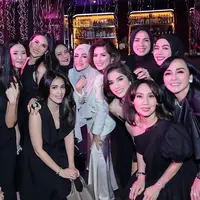 Artis Olla Ramlan baru saja menggelar pesta ulang tahun meriah bersama teman dan sahabat. Berikut beberapa potret keseruan perayaan ultah Olla yang genap 43 tahun pada 15 Februari 2023 lalu. [Instagram/ollaramlan]