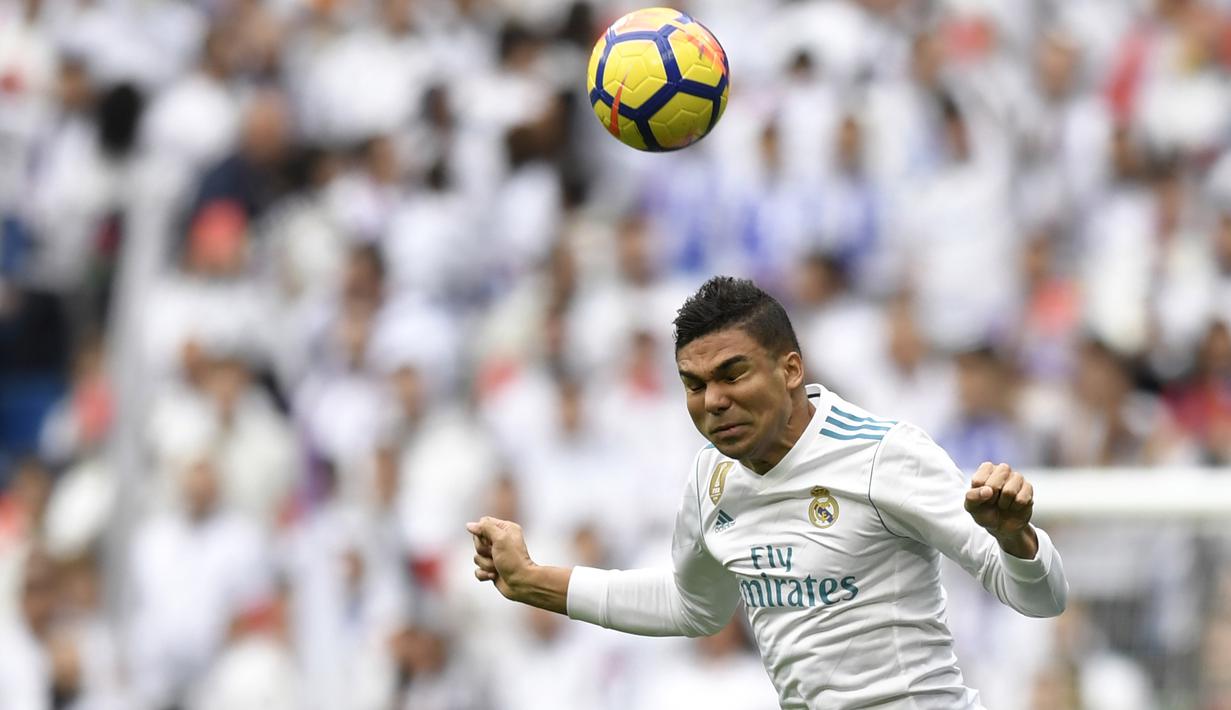 Gelandang Real Madrid asal Brasil Casemiro mencatatkan namanya pada daftar top scorer sementara klub dengan koleksi empat gol. Koleksi gol tersebut dihasilkan pada semua level kompetisi yang diikuti timnya. (AFP/Gabriel Bouys)
