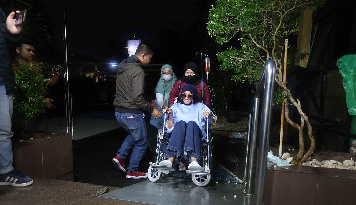 Sebelumnya, perseteruan ini berawal dari unggahan Samira Farahnaz atau yang biasa dikenal sebagai Dokter Detektif alias Doktif di media sosial yang menuduh klinik milik dr. Richard Lee beroperasi tanpa izin (SIP). Tampak dalam foto, Samira Farahnaz atau yang biasa dikenal sebagai Dokter Detektif alias Doktif saat tiba di Mapolres Metro Jakarta Selatan, Kamis (22/1/2026). (Kapanlagi.com/Budy Santoso)