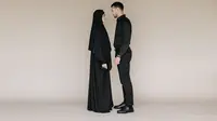 Ilustrasi pasangan muslim, pernikahan. (Foto oleh Pavel Danilyuk: https://www.pexels.com/id-id/foto/pasangan-hitam-kebersamaan-muslim-8526278/)
