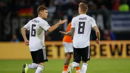Gelandang Jerman Toni Kroos (kanan) berselebrasi usai mencetak gol ke gawang Belanda pada pertandingan grup C  kualifikasi Euro 2020 di Hamburg, Jerman (6/9/2019). Belanda menang telak 4-2 atas Jerman. (AFP Photo/Odd Andersen)