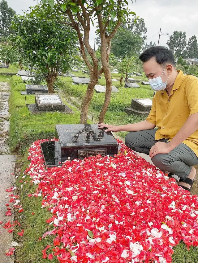 6 Momen Ruben Onsu Ziarah ke Makam Olga Syahputra, Kenang Ulang Tahun Sahabat