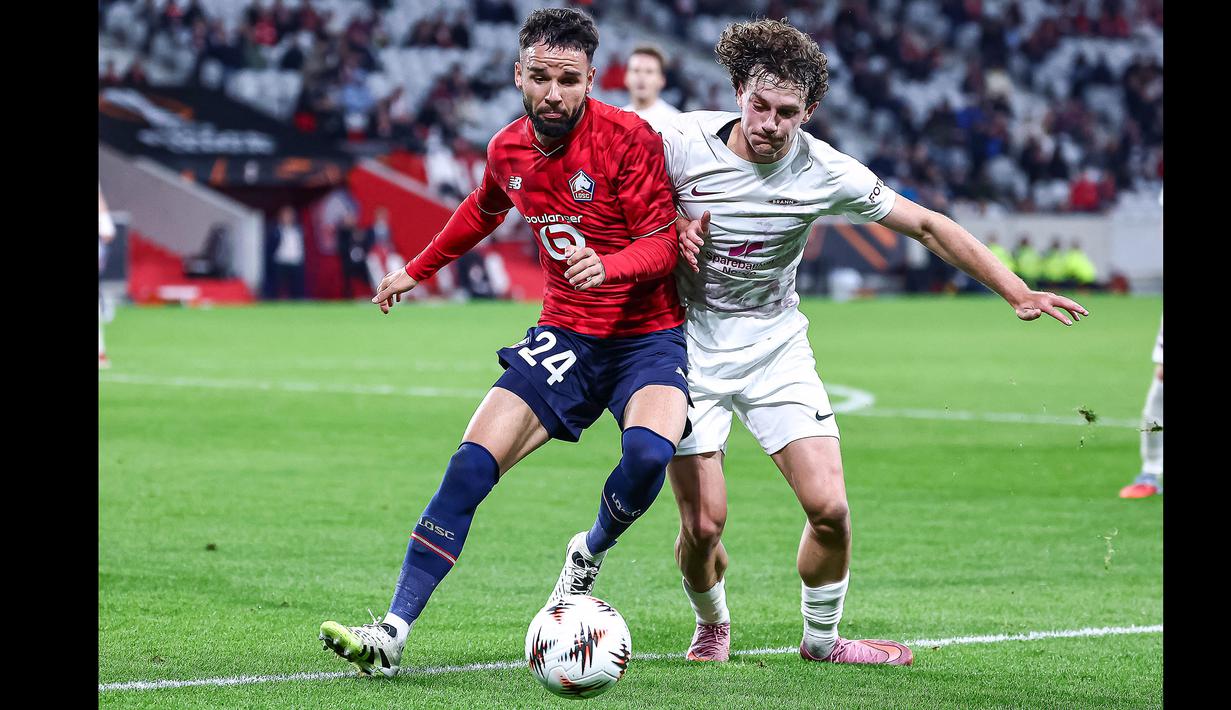Pemain LOSC Lille, Calvin Verdonk (kiri) berebut bola dengan pemain SK Brann, Denzel De Roeve dalam laga Liga Europa 2025/2026 di Stade Pierre-Mauroy in Villeneuve-d'Ascq, Prancis, Kamis (25/09/2025) waktu setempat. (AFP/Sameer Al-Doumy)