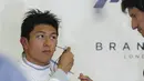Pembalap F1 tim Manor Racing, Rio Haryanto berada di dalam garasi timnya selama sesi latihan pertama di Australian Formula One Grand Prix di Melbourne (18/3).  Dalam latihan tersebut mobil Rio mengeluarkan percikan api. (REUTER /Brandon Malone)
