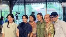 Nagita Slavina juga hadir mengenakan atasan navy dengan aksen pita besar. Dipadukan celana hitam panjangnya. Seperti biasanya, ia tampil dengan makeup minimalis. [@mrsayudewi]