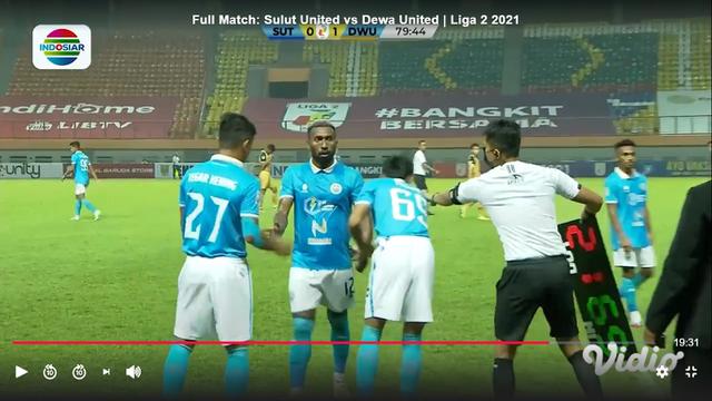 Bomber Sulut United, Patrich Wanggai sebelum memamerkan kemaluannya.