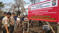 Polda Riau saat menyegel laha sebuah perusahaan yang diduga sengaja membakar lahan. (Liputan6.com/M Syukur)