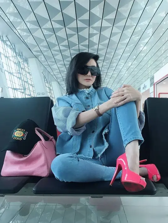 Memadukan busana denim mulai dari celana dan atasan, Kiki Amalia terlihat sangat sederhana namun elegan. Apalagi ia memakai heels berwarna pink serta membawa tas yang juga warnanya sama dengan heelsnya. (Instagram/kikiamaliaworld)