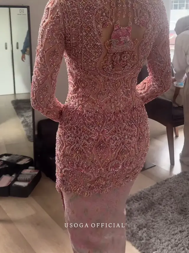 Haviza Devi Dibalut Kebaya Pink saat Tunangan dengan Harris Vriza di Medan. [Usoga Official]