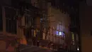 Lokasi kebakaran di Hong Kong, China selatan (15/11/2020). Sebanyak tujuh orang tewas dan lebih dari 10 lainnya terluka setelah kebakaran melalap sebuah gedung apartemen di Hong Kong pada Minggu (15/11) malam, menurut kepolisian. (Xinhua/Lui Siu Wai)