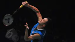 Pebulu tangkis Indonesia, Christie Jonatan saat berhadapan dengan pebulutangkis Denmark Jan O Jorgensen di perempatfinal BCA Indonesia Open Superseries Premier 2015 di Jakarta, Jumat (5/6/2015). Jonatan kalah 13- 21, 16-21. (Liputan6.com/Herman Zakharia)