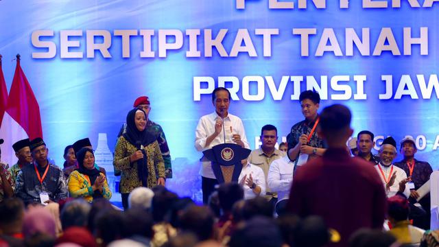 Presiden Jokowi Serahkan 10.000 Sertipikat Tanah Elektronik TORA