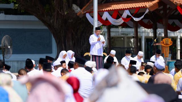 Ribuan Warga Banyuwangi Gelar Sholat Istisqa, Doakan Akhir Musim Kemarau