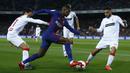 Bek Barcelona, Nelson Semedo, menghindari kepungan pemain Murcia pada babak 32 besar Copa del Rey di Stadion Camp Nou, Barcelona, Rabu (29/11/2017). Barcelona menang 5-0 atas Murcia dan lolos dengan agregat 8-0. (AP/Manu Fernandez)