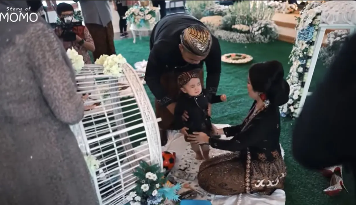 Tedak siten anak kedua Momo Geisha (Youtube/Momo Youtube Channel)