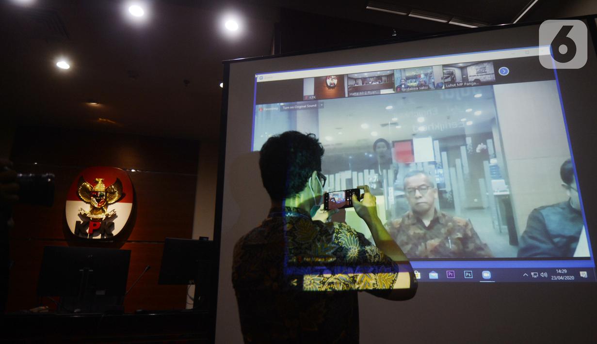 Layar memperlihatkan mantan Direktur Utama PT Garuda Indonesia Emirsyah Satar saat menjalai sidang tuntutan secara vidco, Gedung KPK, Jakarta, Kamis (23/4/2020). Emirsyah Satar menjalani sidang tuntutan dugaan suap pengadaan mesin Rolls-Royce PLC untuk Garuda Indonesia. (merdeka.com/Dwi Narwoko)