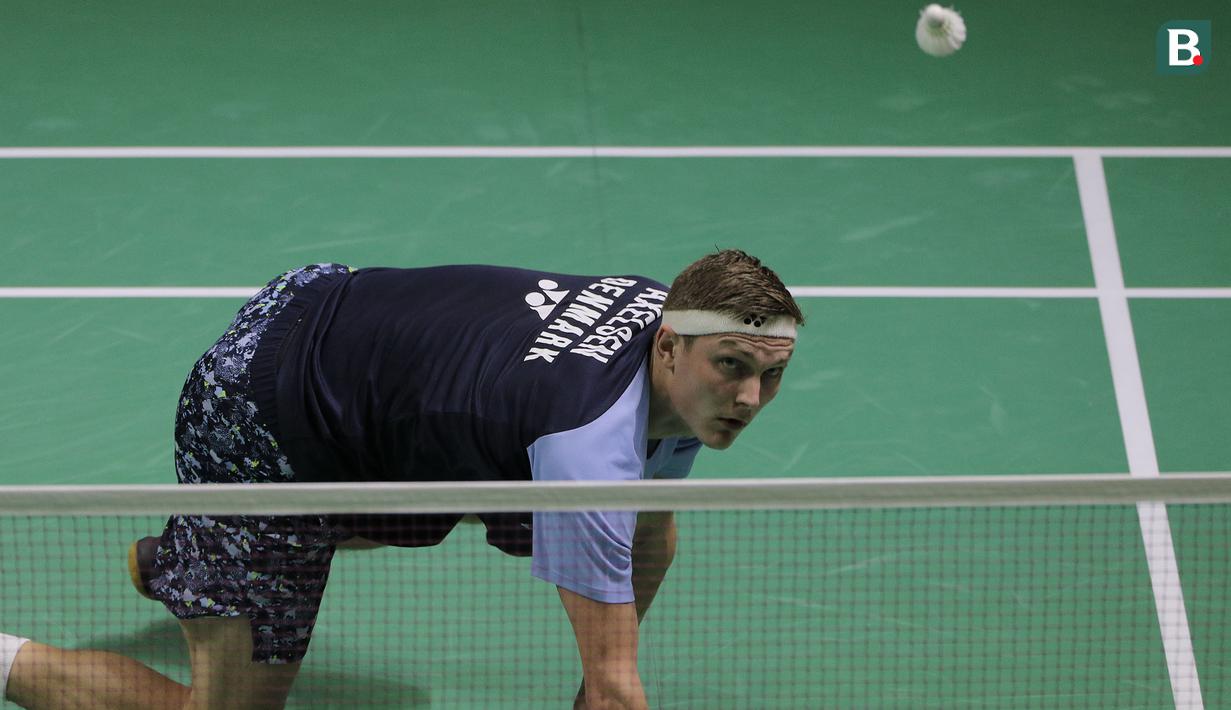 Dua setengah tahun tidak bermain di Istora membuatnya perlu beradaptasi lagi dengan suasana Istora yang selalu dipenuhi sorak sorai ribuan penonton yang memberi dukungan, khususnya bagi pebulu tangkis tuan rumah. (Bola.com/Ikhwan Yanuar)