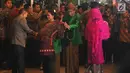 Mempelai pria Bobby Nasution sungkem kepada Presiden Jokowi pada acara serah terima Paningset dan Midodareni di kediaman Kahiyang Ayu di Surakarta, Selasa (7/11). (Liputan6.com/Angga Yuniar)