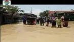 Warga panik dan pergi meninggalkan rumah setelah banjir semakin tinggi, kemudian mereka mengungsi di balai desa atau masjid.
