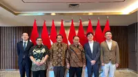 Menteri Kominfo (ketiga dari kanan) Budi Arie Setiadi bersama CEO APAC dari JOYY Group (kedua dari kanan) Cloude Lee beserta perwakilan Kementerian Kominfo dan JOYY Group. (Dok: JOYY Group)