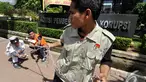 Pengunjuk rasa dari Gerakan Gantung Koruptor (GAGAK) melakukan aksi teatrikal di depan Kantor KPK, Rabu (17/12/2014). (Liputan6.com/Miftahul Hayat)