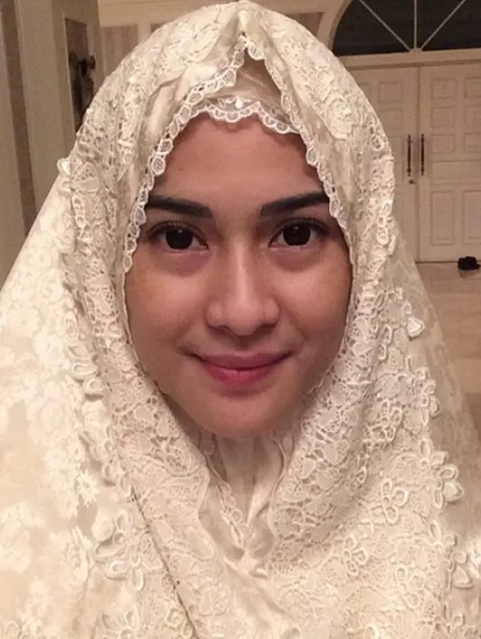 Perempuan kelahiran 41 tahun ini auranya semakin terpancarkan dengan berhijab. Ia terlihat anggun dengan mukena yang ia kenakan. Penampilan Dian ini menuai atensi dan banjir pujian dari warganet. (Liputan6.com/IG/therealdisastr)
