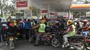 Ojek Boda boda mengantre bahan bakar di sebuah pom bensin di Nairobi pada 4 April 2022. Pengendara bermotor di Kenya mengalami kekurangan bahan bakar dengan antrean berjam-jam dan penjatahan ketat yang dapat diperoleh pelanggan saat pompa bensin di seluruh negeri mengering. (Simon MAINA / AFP)