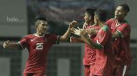Pemain Timnas Indonesia U-16 melakukan selebrasi saat pertandingan melawan Singapura U-16 pada laga uji coba Internasional di Stadion Wibawa Mukti, Cikarang, Kamis, (08/06/2017). Indonesia menang 4-0. (Bola.com/M Iqbal Ichsan)