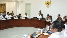 Presiden Joko Widodo didampingi Wakil Presiden Jusuf Kalla menggelar rapat terbatas (ratas) di Kantor Presiden, Komplek Istana Kepresidenan, Jakarta, Rabu (11/3/2015). (Liputan6.com/Faizal Fanani)