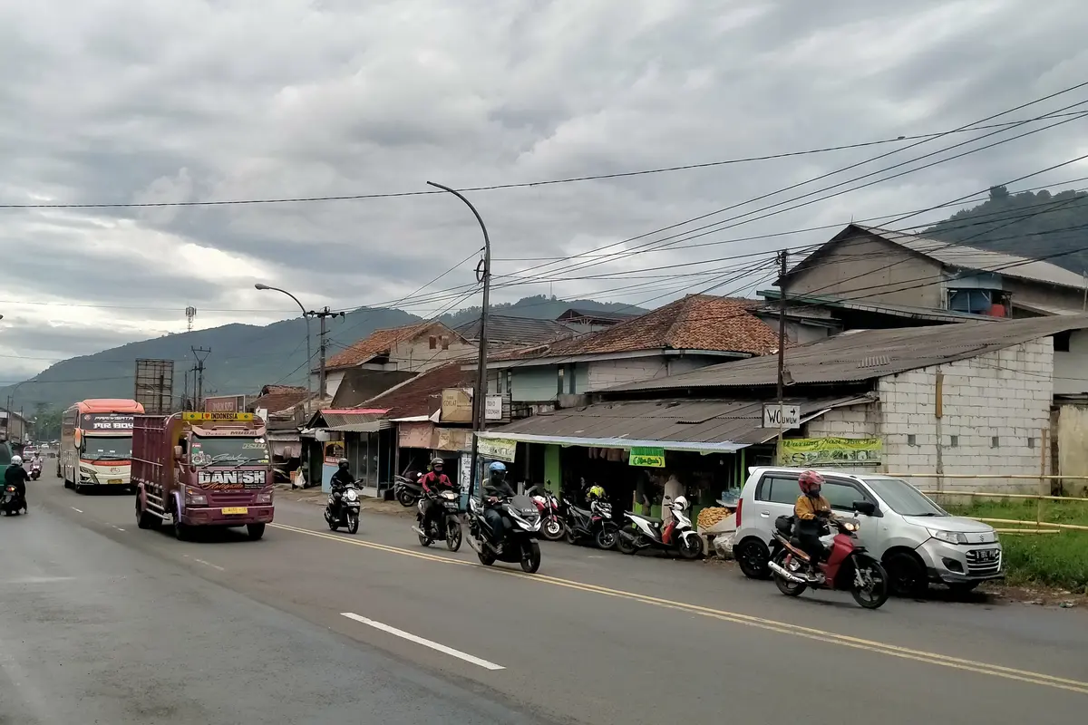 Pemudik via jalur selatan di kawasan Nagreg, Kabupaten Bandung, mulai ramai Kamis (28/4/2022).