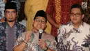 Ketua Umum PKB, Muhaimin Iskandar (tengah) memberi keterangan usai melakukan pertemuan dengan tokoh lintas agama dan partai di Jakarta, Selasa (23/5). Pertemuan membahas masalah kebangsaan menuju Indonesia yang damai. (Liputan6.com/Helmi Fithriansyah)