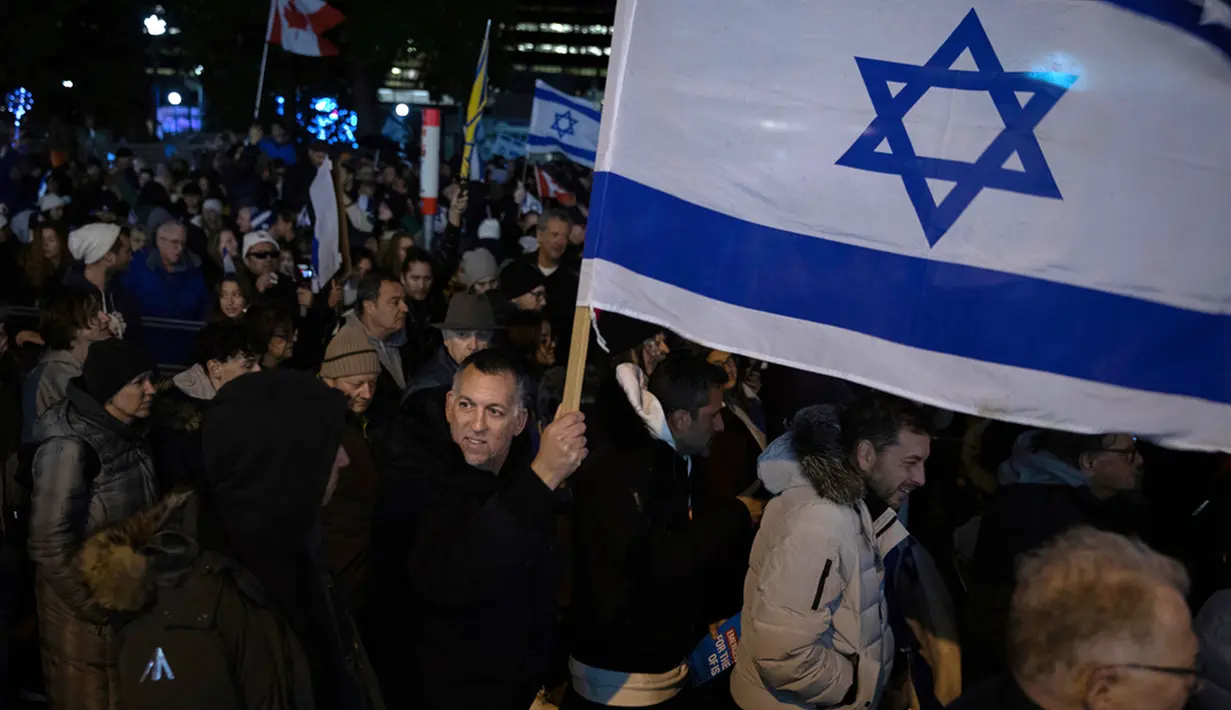Beberapa pasukan polisi telah meningkatkan kehadiran mereka di masjid-masjid dan sinagoga sebagai akibat dari kekerasan Israel dan Palestina. Ini merupakan hal yang biasa terjadi sebagai respons terhadap peristiwa-peristiwa dunia untuk memastikan komunitas lokal merasa aman. (Jessica Lee/The Canadian Press via AP)