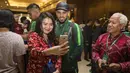 Pemain Timnas Indonesia, Stefano Lilipaly, foto bersama fans sebelum berangkat ke Bandara Soetta dari Hotel Sultan, Jakarta, Rabu (14/11). Timnas Indonesia akan berangkat ke Thailand untuk laga Piala AFF 2018. (Bola.com/Vitalis Yogi Trisna)