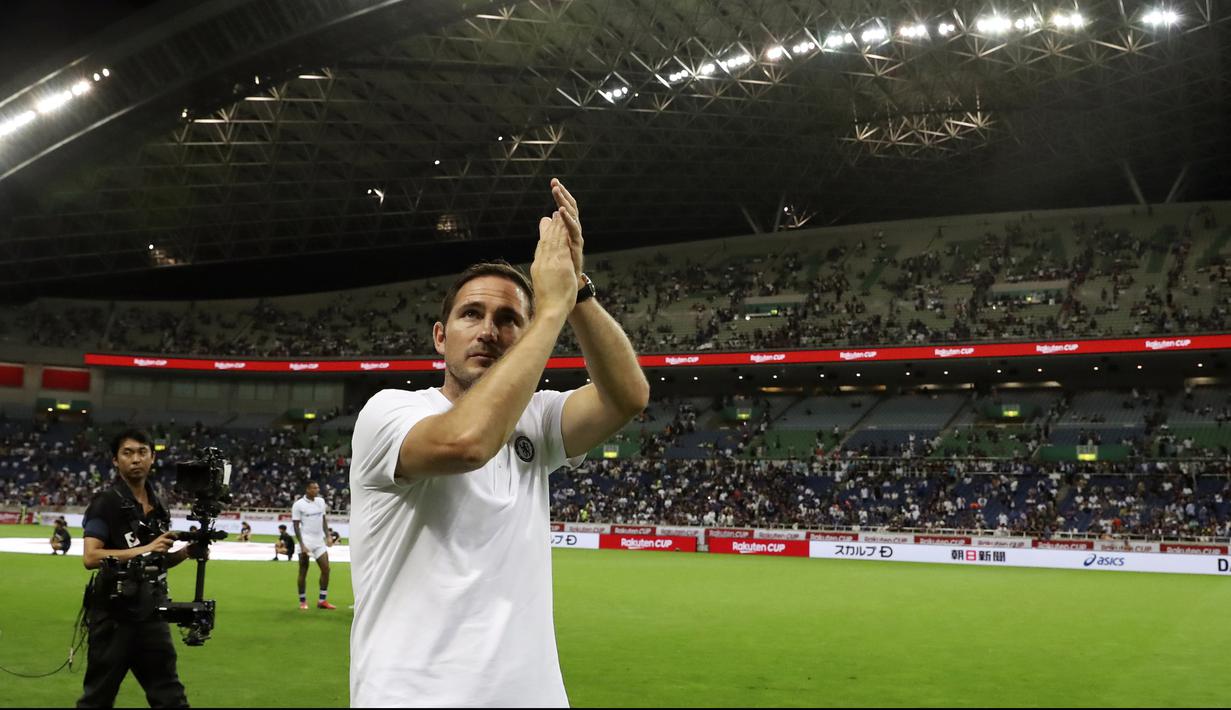 Pelatih Chelsea Frank Lampard bertepuk tangan menyapa suporter usai pertandingan melawan Barcelona pada laga perdana pramusim di Saitama Stadium 2002, Saitama (23/7/2019). Chelsea menang tipis atas Barcelona 2-1. (AP Photo/Eugene Hoshiko)