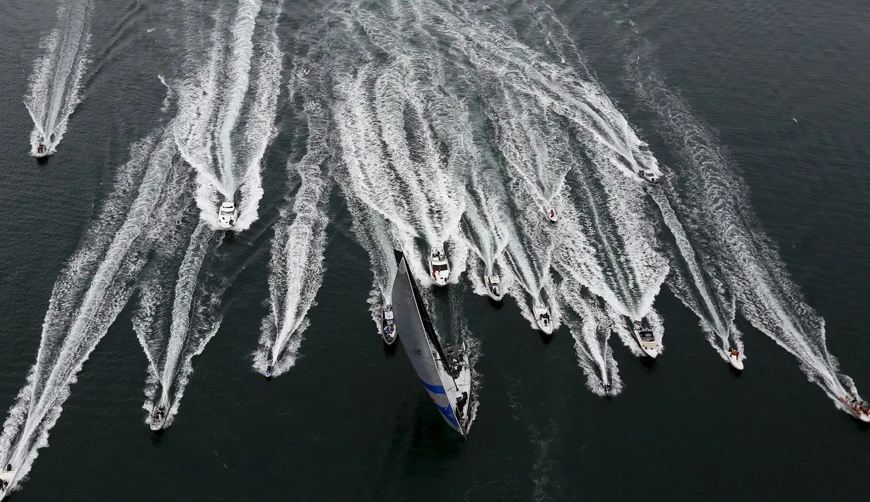 Kapal layar Robertissima III dari Italia bersaing pada lomba Barcolana di Pelabuhan Trieste, Italia, Minggu, (13/10). Barcolana merupakan salah satu perlombaan kapal layar tahunan terbesar di dunia yang dimulai sejak 1969. (REUTERS/Stefano Rellandini)